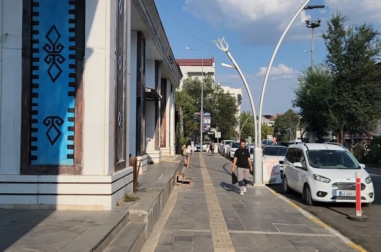 Bunaltıcı sıcaklara karşı Munzur Dağları’nda kartopu keyfi