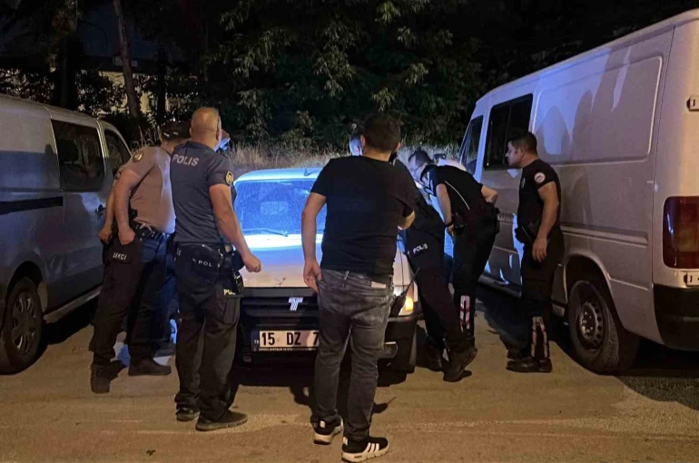 Burdur’da aracın içinde hareketsiz bulunan genç hastanede hayatını kaybetti