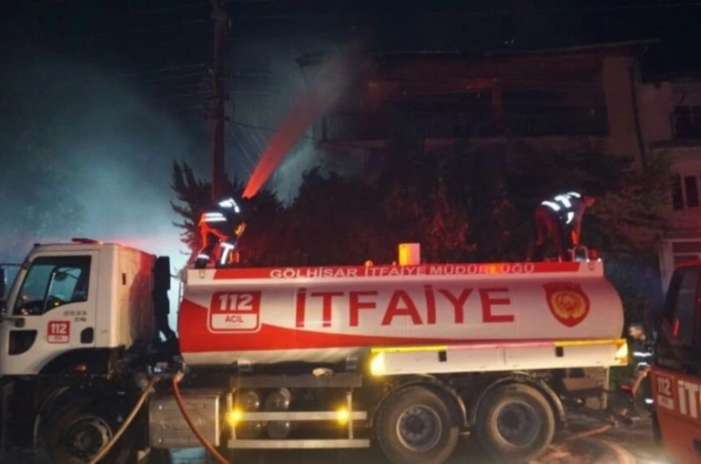 Burdur’da çatıda çıkan yangın daireye sıçardı