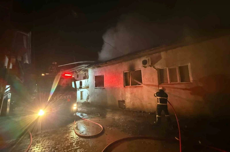 Burdur’da çıkan yangında ev küle döndü, 5 kişi kurtuldu