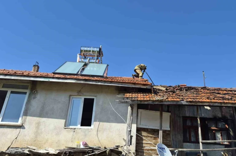 Burdur’da çıkan yangında ev ve ahır zarar gördü
