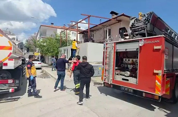 Burdur’da evin bitişiğindeki depoda yangın korkuttu