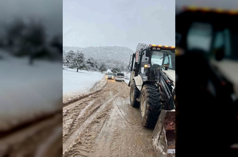 Burdur’da karda mahsur kalanlar kurtarıldı