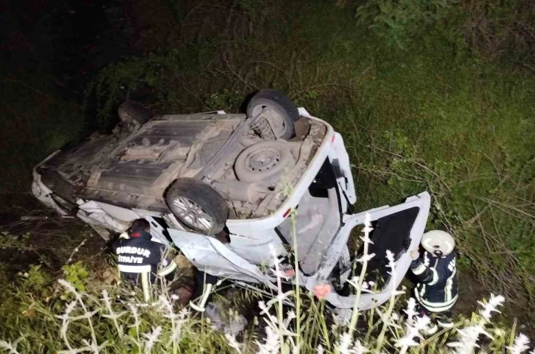 Burdur’da kontrolden çıkan araç uçuruma devrildi: 3 yaralı 