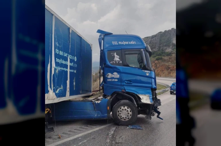 Burdur’da kontrolden çıkan tır demir bariyerlere çarptı