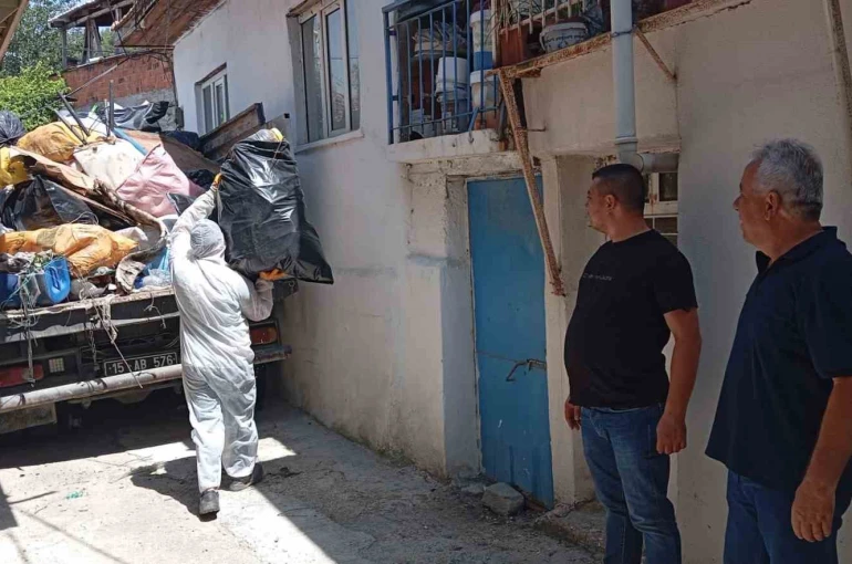 Burdur’da kötü kokunun kaynağı çöp ev çıktı: 3 kamyon atık çıkarıldı
