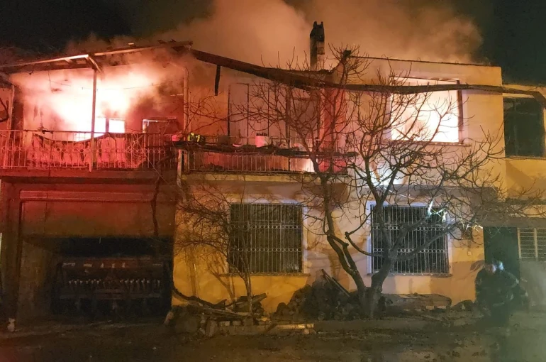 Burdur’da köyde çıkan yangında 2 ev, 1 ahır kullanılmaz hale geldi