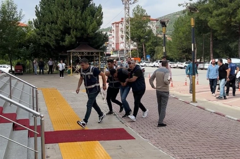 Burdur’da kuzenini öldüren sanık ile eşinin tutukluğuna devam etmesi kararlaştırıldı