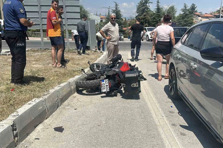 Burdur’da motosiklet ile otomobil çarpıştı: 1 yaralı