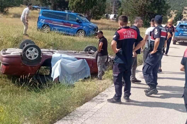 Burdur’da otomobil şarampole devrildi: 1 ölü, 1 yaralı