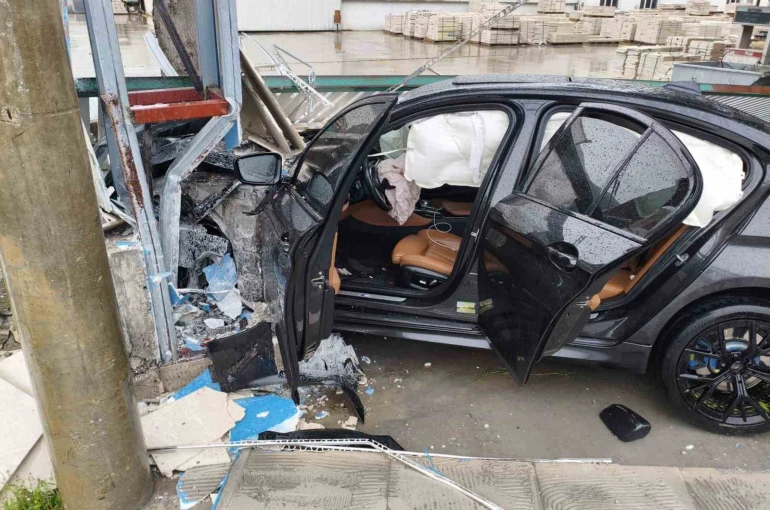 Burdur’da otomobil yoldan çıktı: 2 yaralı