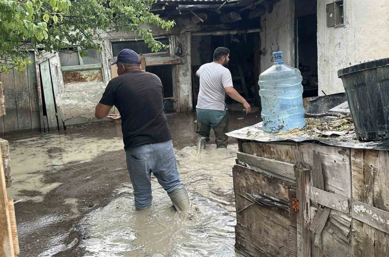 Burdur’da sağanak sonrası bazı evleri su bastı