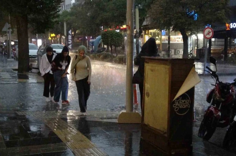 Burdur’da sağanak yağış