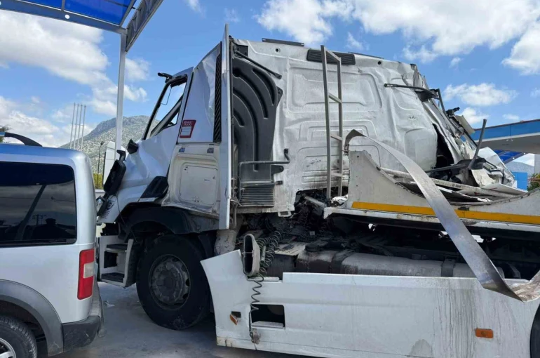 Burdur’da tır, kamyona çarptı: 1 yaralı