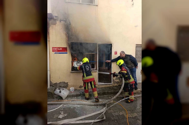 Burhaniye de baharatçı dükkanı yandı