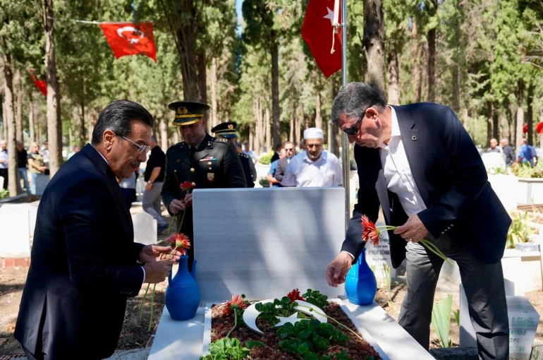 Burhaniye de Şehitlikler ziyaret edildi
