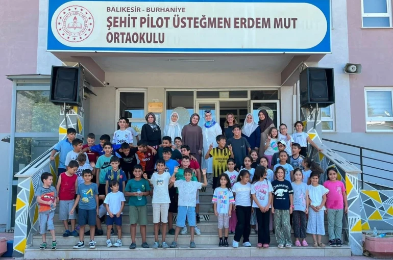 Burhaniye’de kadın muhtar öğrencilere ikramlarda bulundu