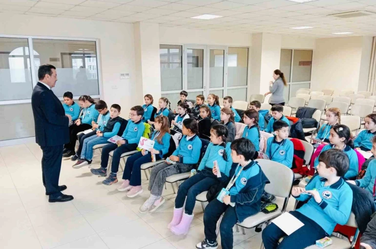 Burhaniye’de Kaymakam Atilla, küçük öğrencileri ağırladı