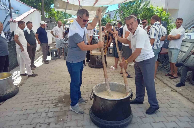 Burhaniye’de keşkek dövme geleneği devam ediyor