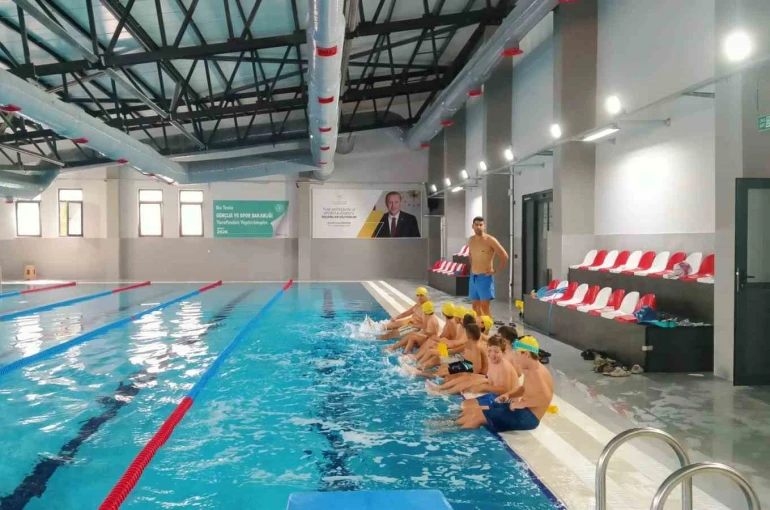 Burhaniye’de Kur’an kursu öğrencilerinin havuz keyfi