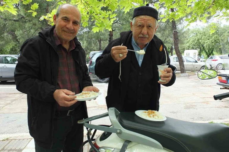 Burhaniye’de pilav hayırları devam ediyor