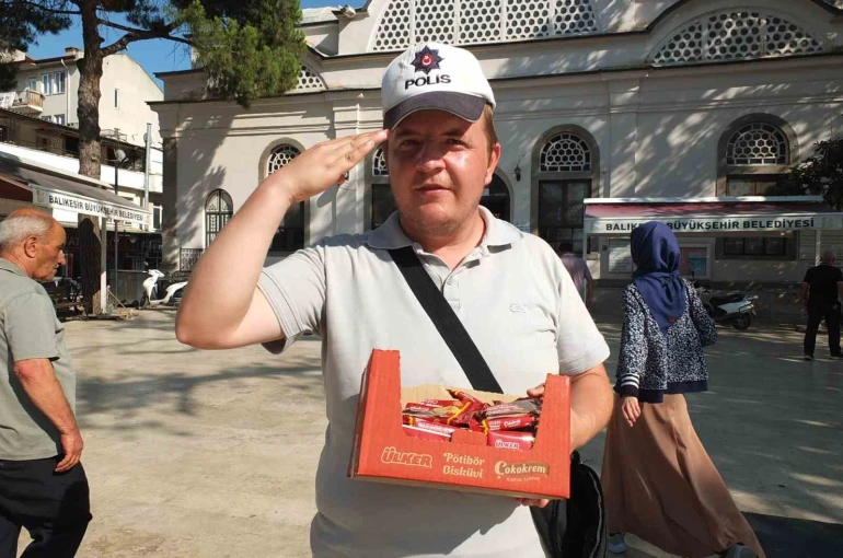 Burhaniye’de Polis şapkalı seyyar satıcı ilgi odağı oldu