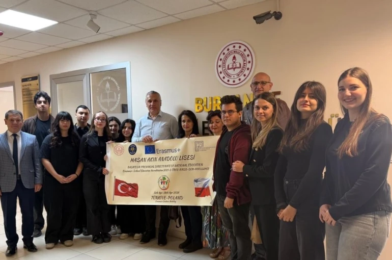 Burhaniye’de Polonya’dan dönen öğrenciler Milli Eğitim Müdürünü ziyaret etti