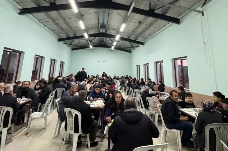 Burhaniye’de toplu iftar geleneği devam ediyor