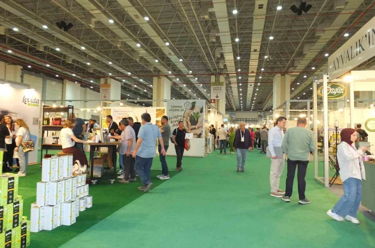 Burhaniyeli zeytinciler İzmir’de Olivtech fuarı açılışına katıldı