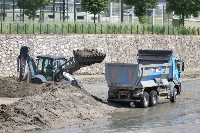 Bursa Büyükşehir’den Hüdavendigar’da dere temizliği