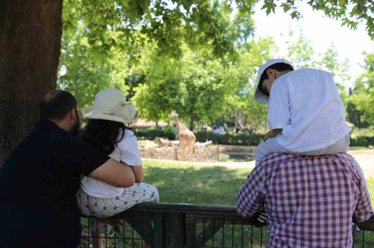 Bursa Hayvanat Bahçesi bayramda ziyaretçi akınına uğradı