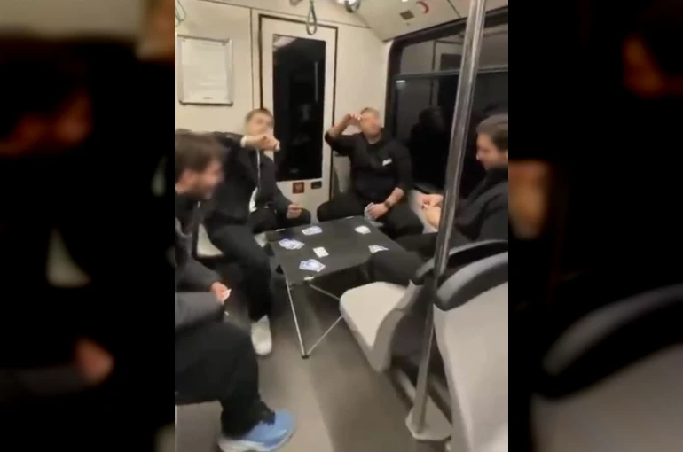Bursa metrosunda şaşırtan görüntü: Gençler masa kurup oyun oynadı