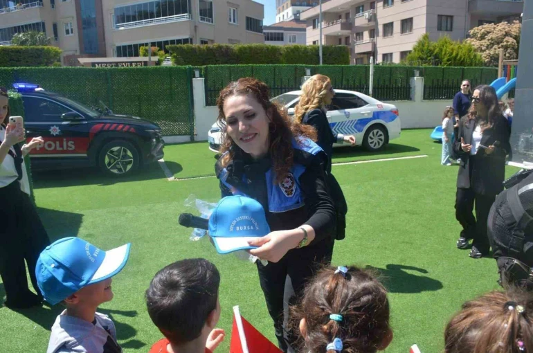 Bursa polisinden miniklere anlamlı ziyaret
