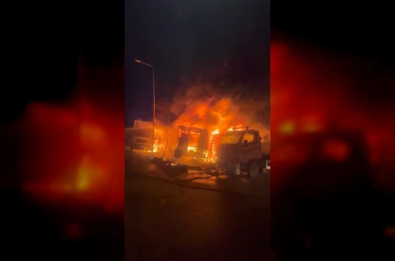Bursa’da 3 kamyon ve 1 tır alev alev yandı, ortalık savaş alanına döndü