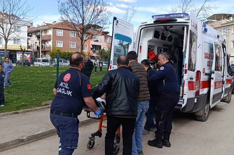 Bursa’da 3 katlı binada yangın: Dumandan zehirlenen yaşlı kadının durumu ağır