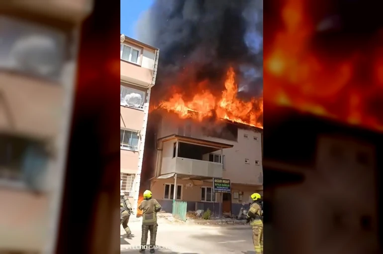 Bursa’da 3 katlı binanın çatısı alevlere teslim oldu
