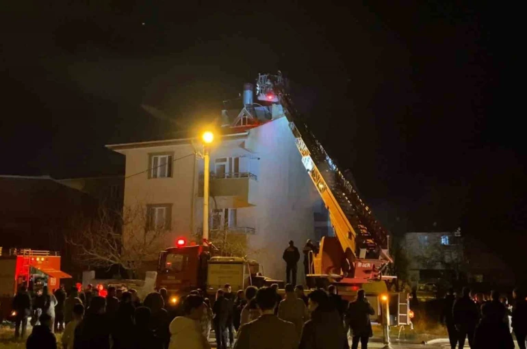 Bursa’da 3 katlı binanın çatısında yangın