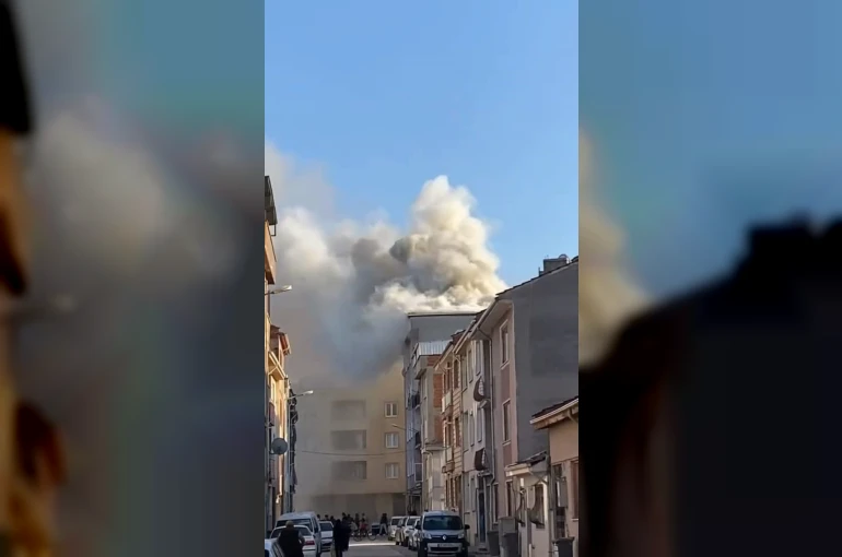 Bursa’da 5 katlı binanın çatısında yangın 
