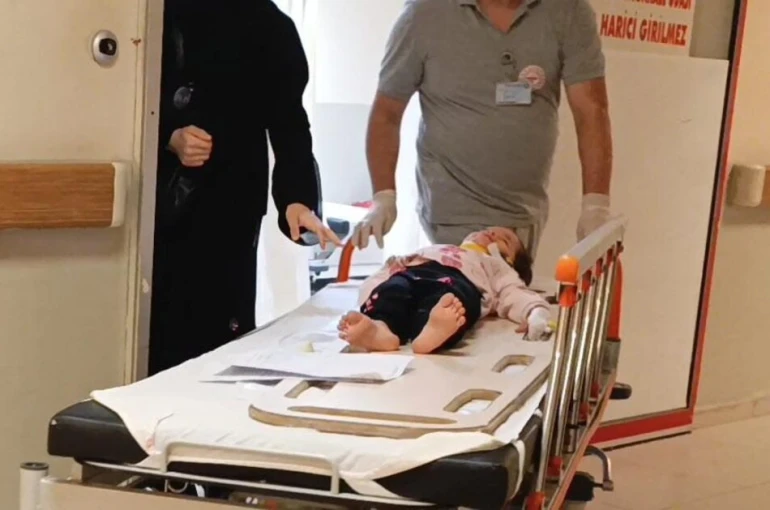 Bursa’da balkondan düşen 2 yaşındaki çocuk yaralandı