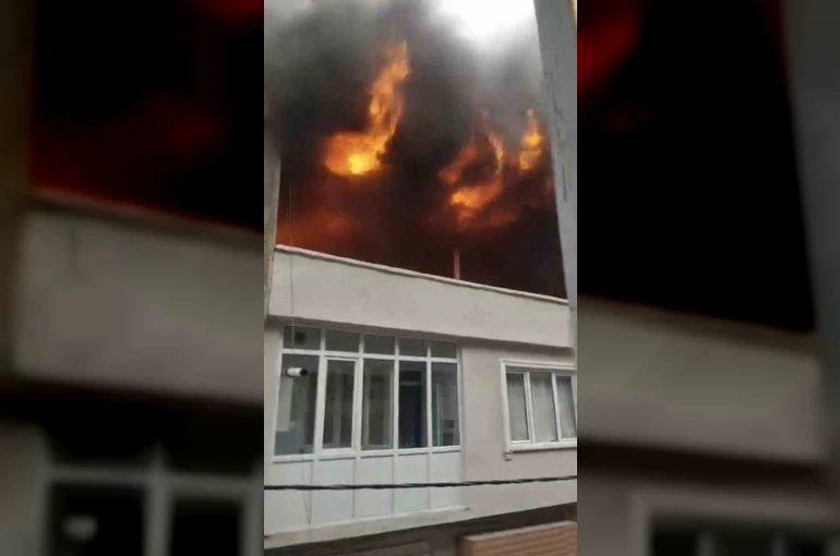 Bursa’da binanın çatısı alevlere teslim oldu