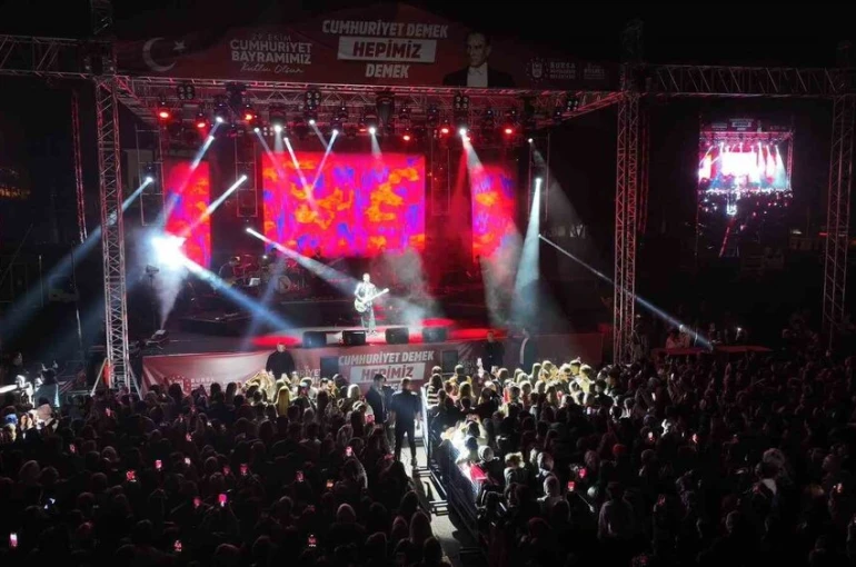 Bursa’da Buray’la ’Cumhuriyet’ coşkusu