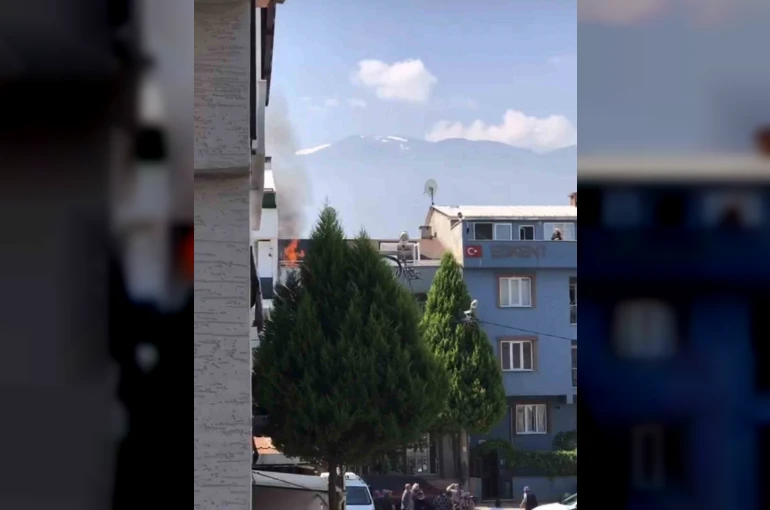 Bursa’da çatı yangını büyümeden söndürüldü