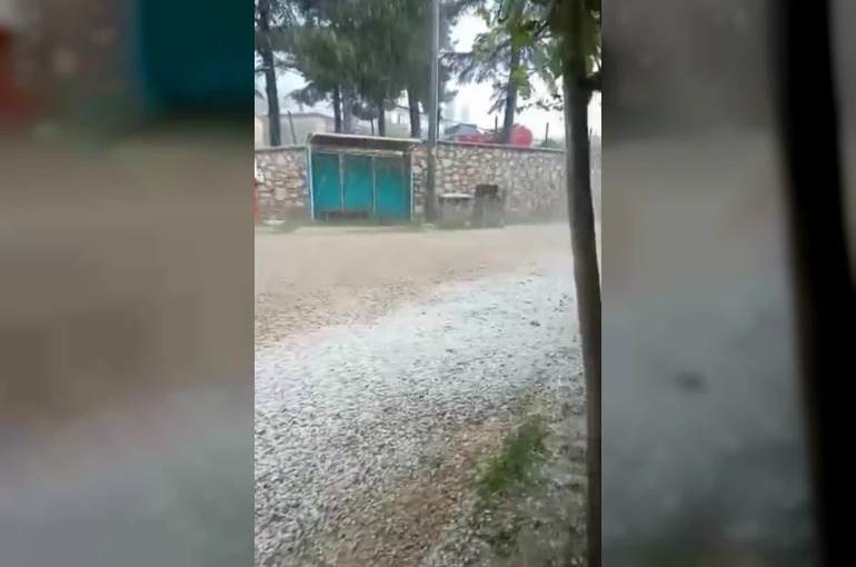 Bursa’da ceviz büyüklüğünde dolu yağdı...Camlar kırılma noktasına geldi