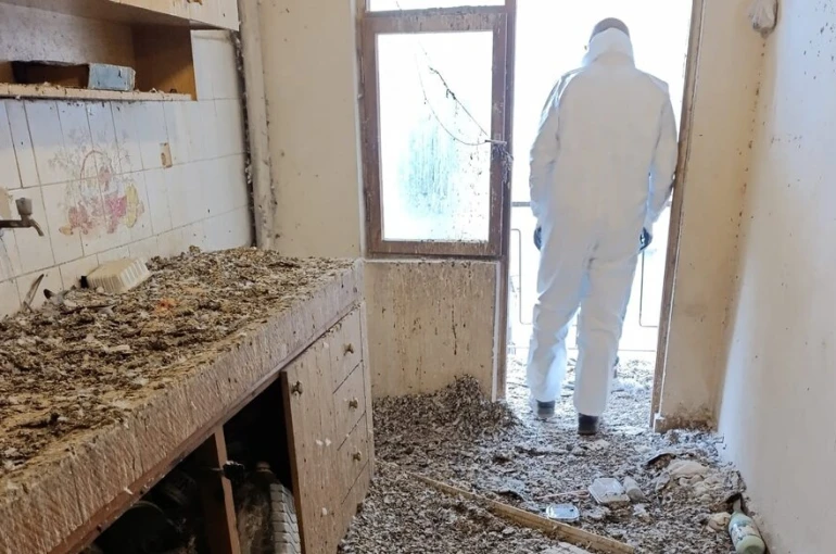 Bursa’da çöp eve dönen bina mahkeme kararıyla boşaltıldı