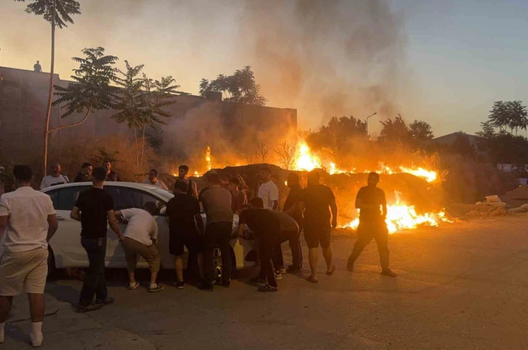 Bursa’da çöp yangını çalılığa sıçradı, otomobili vatandaşlar sürükleyerek kurtardı