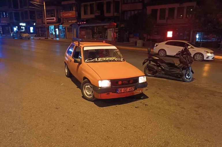 Bursa’da drift yapan araç ile motosiklet çarpıştı, kaza kameralara saniye saniye yansıdı
