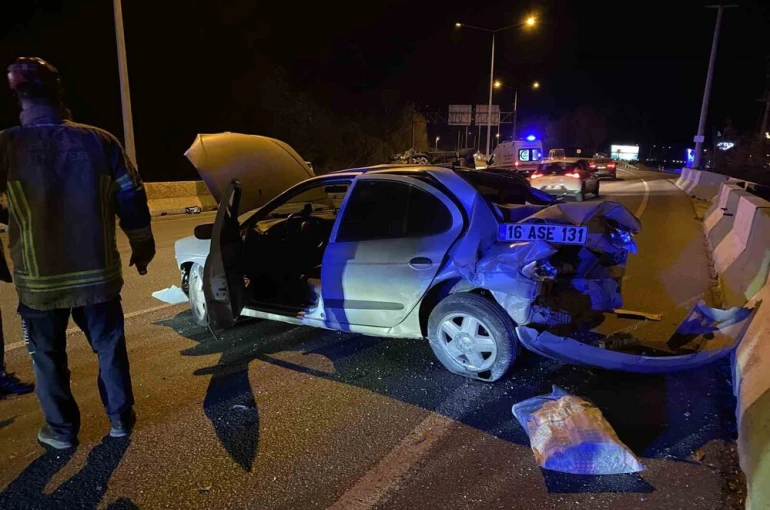 Bursa’da feci kaza: Bariyere çarpıp takla attı, 2 yaralı