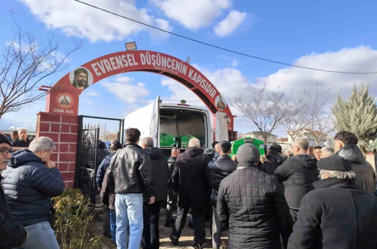 Bursa’da feci kazada hayatını kaybeden 2 genç kız son yolculuğuna uğurlandı