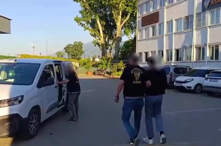 Bursa’da film gibi takip: 150 saatlik kamera incelemesiyle çalınan 3 araç bulundu, 2 hırsız tutuklandı