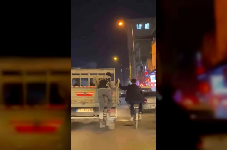 Bursa’da gençlerin tehlikeli yolculuğu kamerada